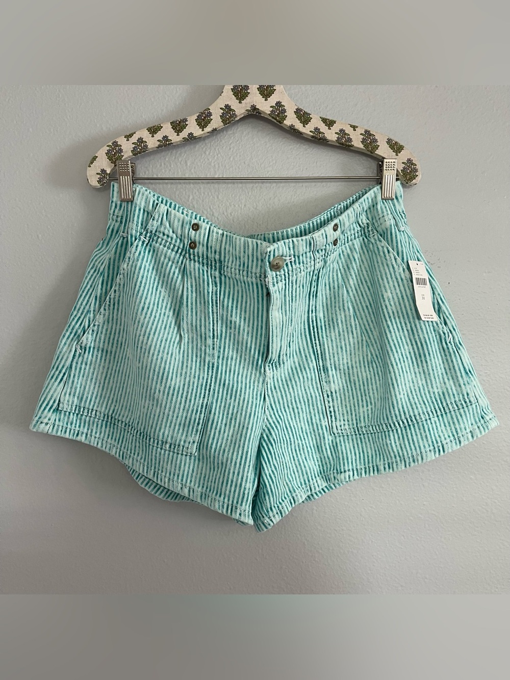 PILCRO 100% Cotton Pleated Turquoise and White pinstriped Trouser Shorts BNWT